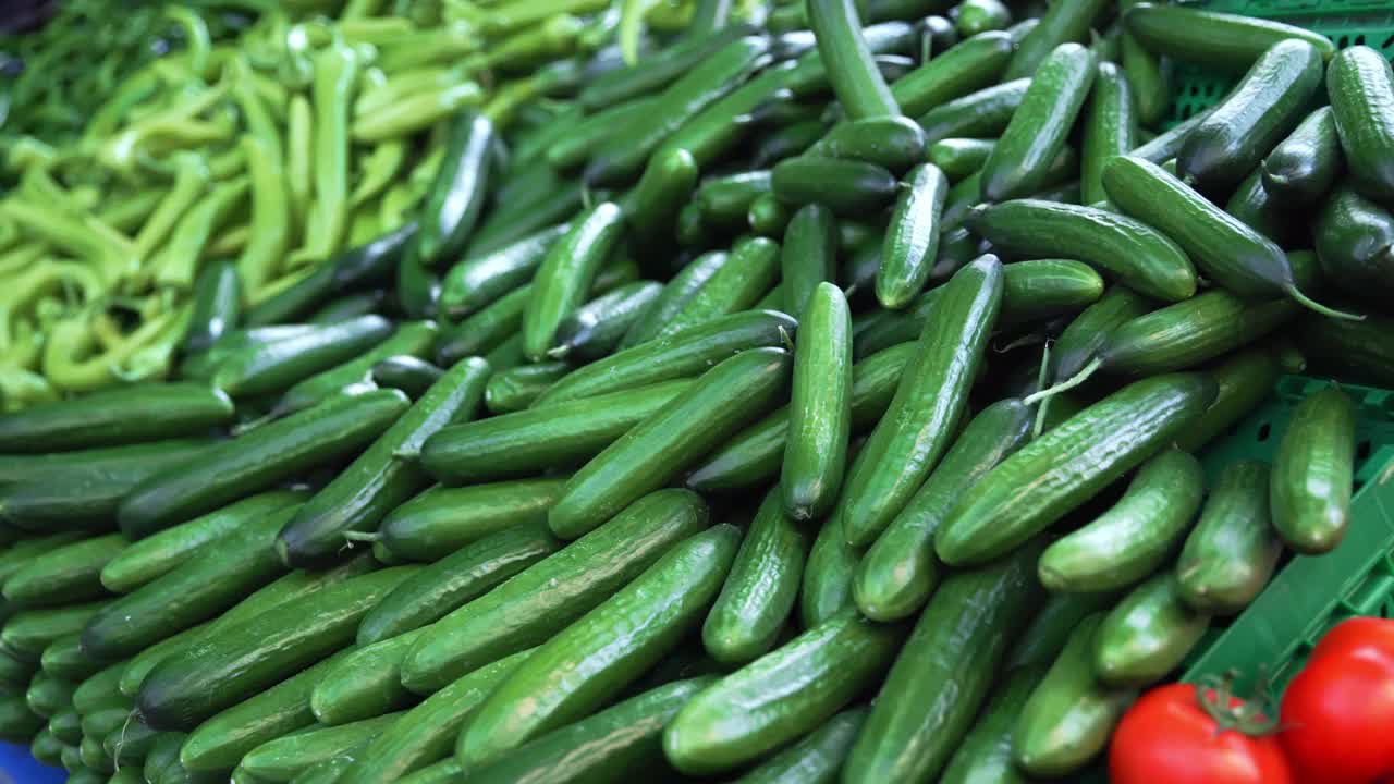 伊斯坦布尔街头市场的蔬菜——黄瓜和辣椒粉视频下载