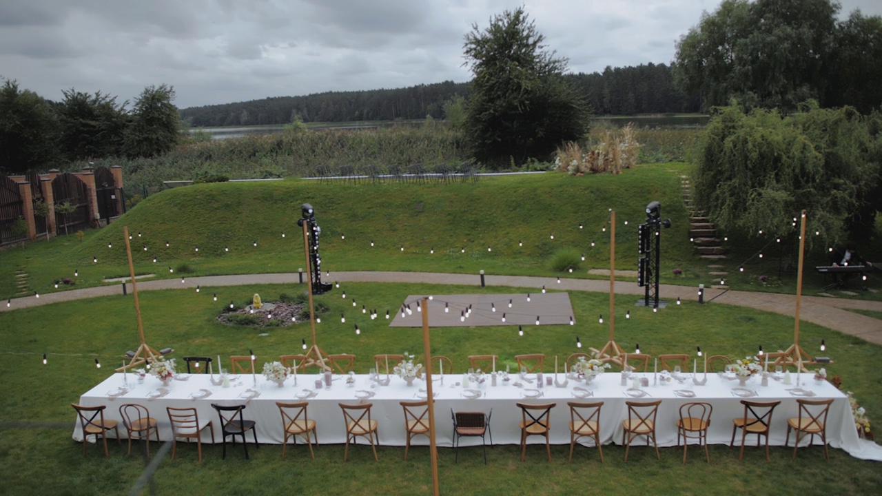 俯视图的节日装饰餐桌与一瓶花束粉彩新鲜的鲜花和绿色。来自婚礼活动的新鲜花束的花卉组成，模糊，慢动作。视频下载