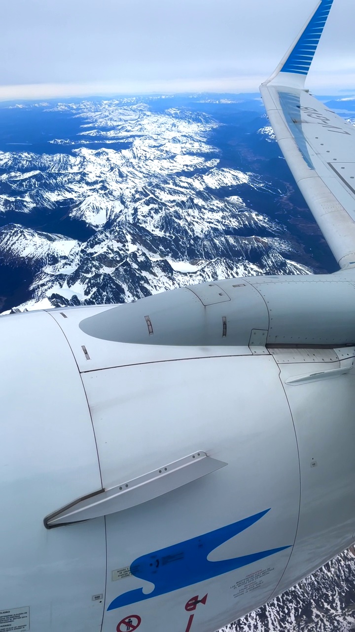 白天飞越雪峰的飞机。视频素材
