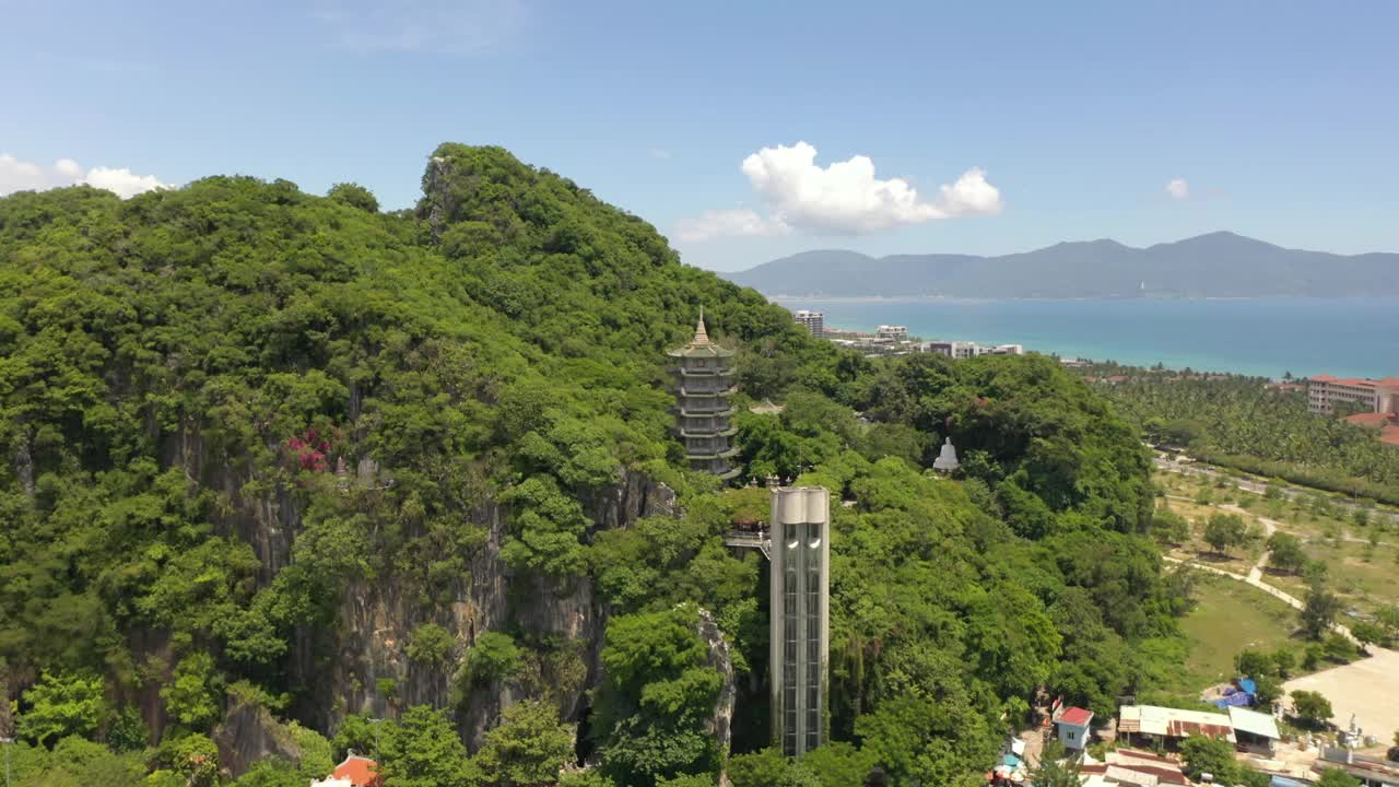 鸟瞰越南中部岘港著名的大理石山，有寺庙塔、洞穴、海滩、悬崖和佛像。视频素材