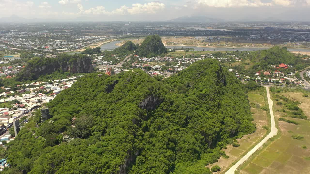 鸟瞰越南中部岘港风景优美的大理石山，有寺庙塔、洞穴、海滩、悬崖和佛像。视频素材