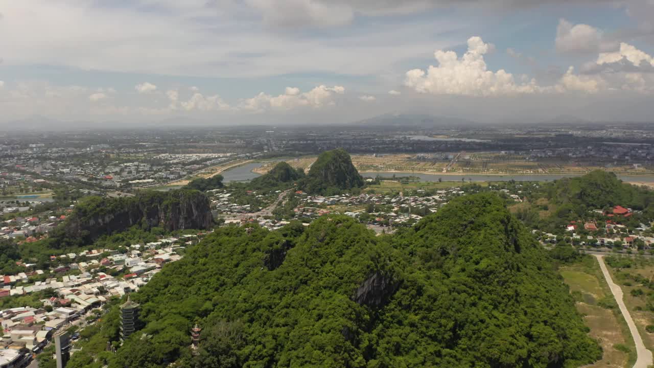 无人机在越南中部岘港著名的大理石山上空飞行，那里有寺庙塔、洞穴、悬崖和佛像。视频素材
