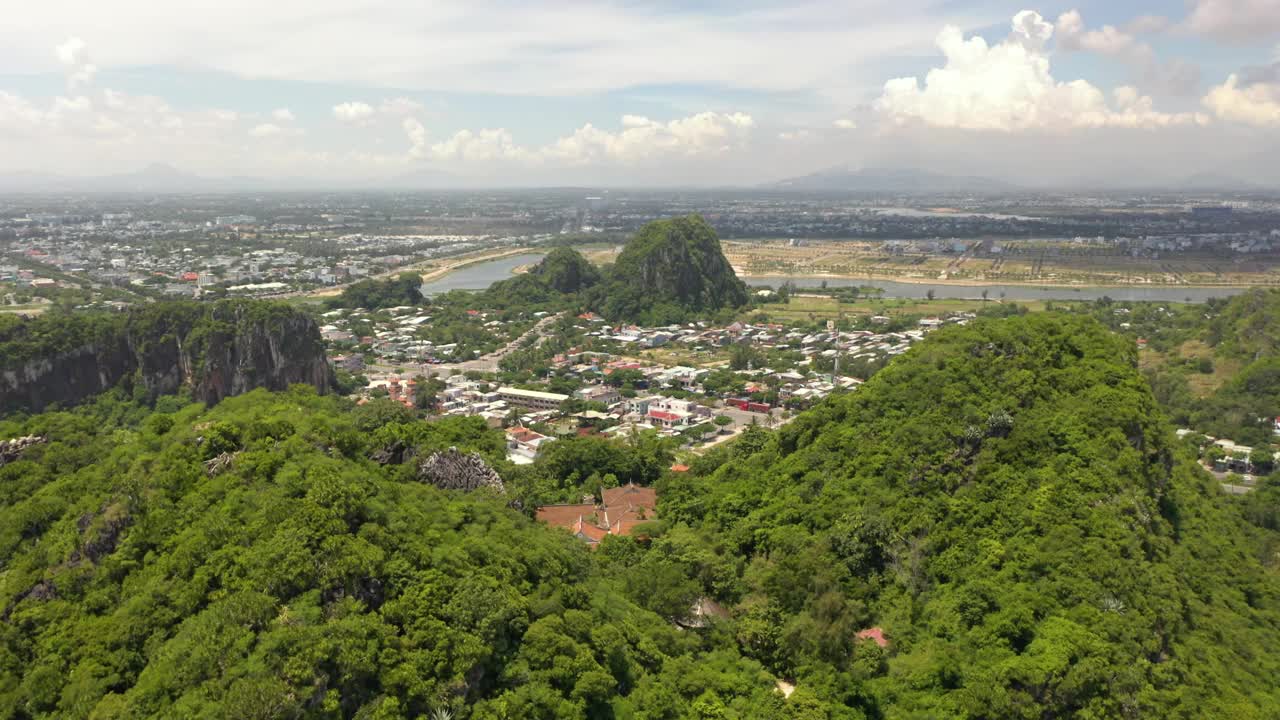 无人机飞越越南中部岘港著名的大理石山，有寺庙、洞穴、悬崖和佛像。视频素材