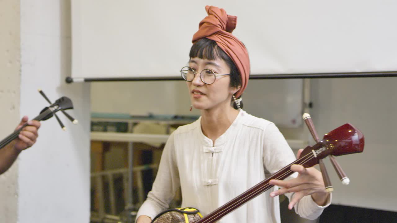 成人学习班。日本女性教成年学生如何玩三味线。视频下载