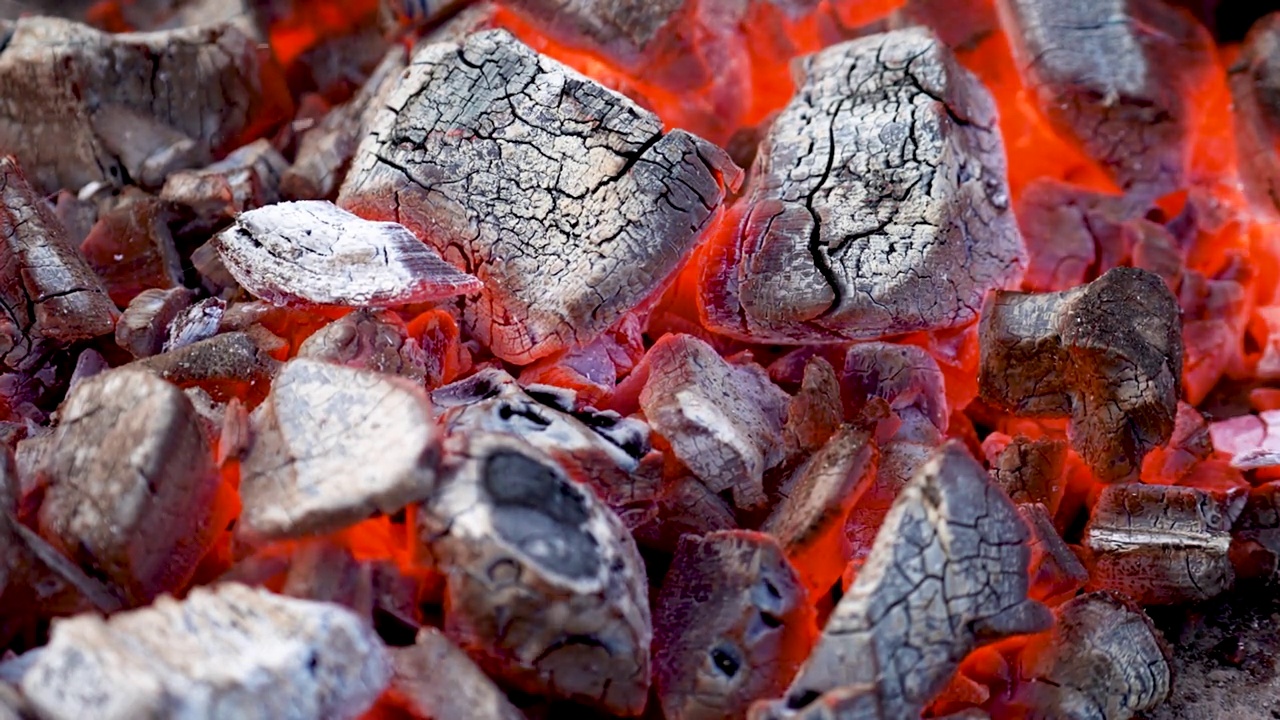 一个特写的一些非常热的木炭燃烧在烤架视频下载