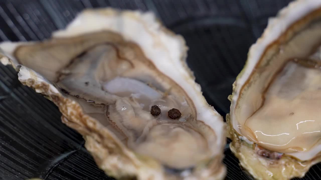 海鲜拼盘。牡蛎，萨根，鲻鱼。餐厅里的有机食品视频下载