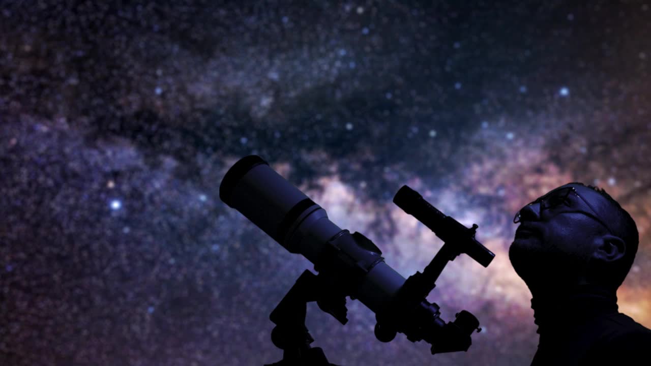 天文学家用望远镜观察星空。视频下载