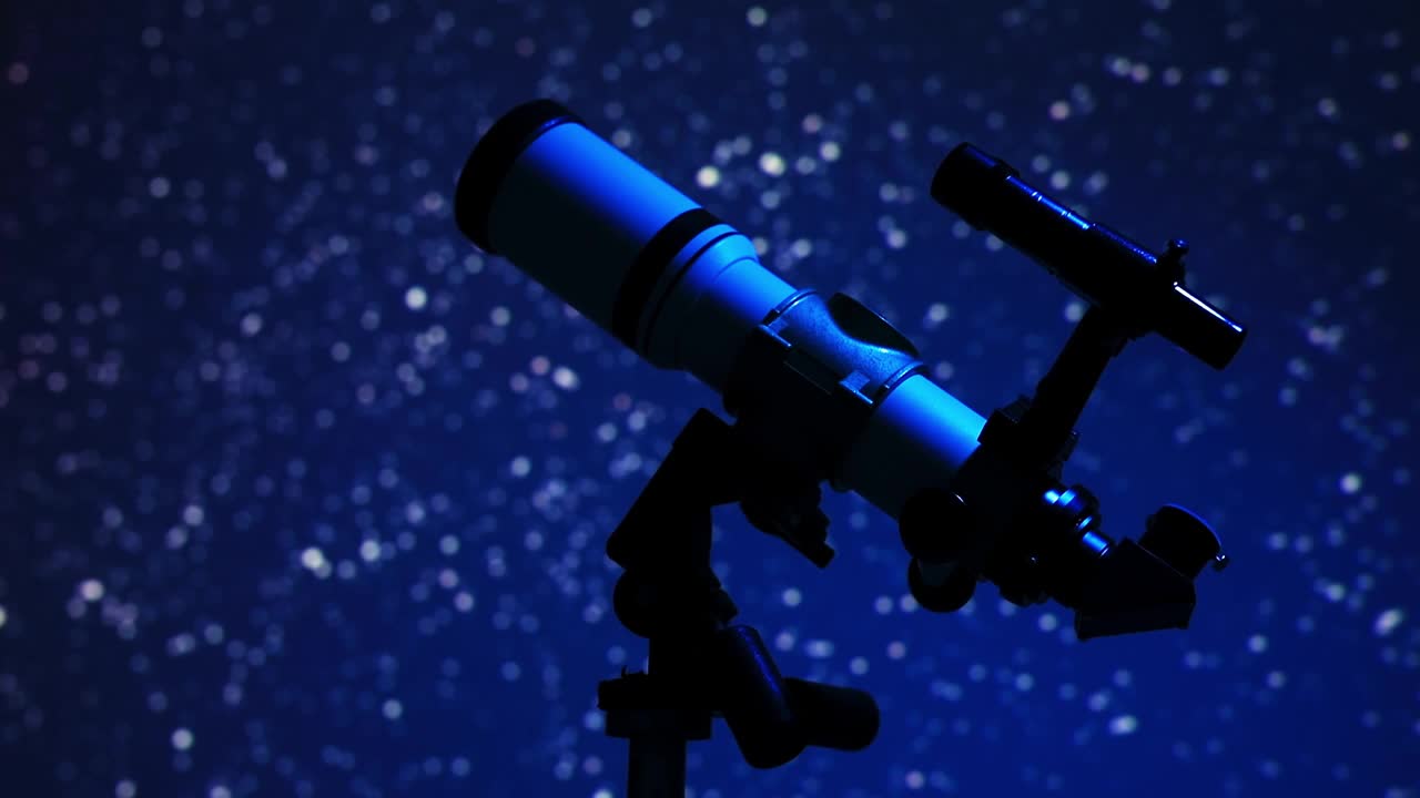 天文望远镜，用于观测夜空、月亮、行星、恒星和流星。视频素材