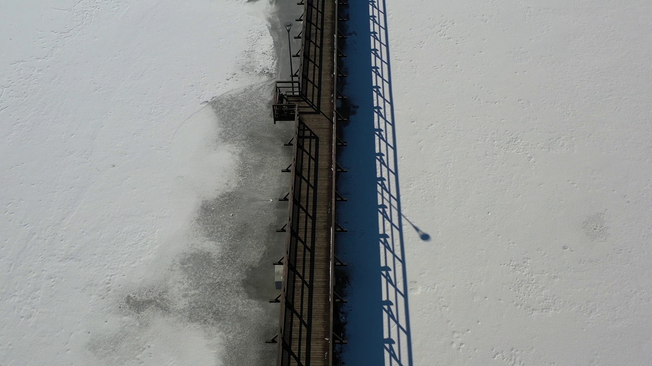 雪冻湖上架桥施工，架空视频素材