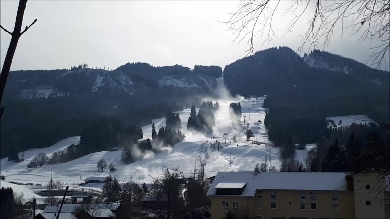 滑雪胜地使用人造雪和雪炮的视频视频下载