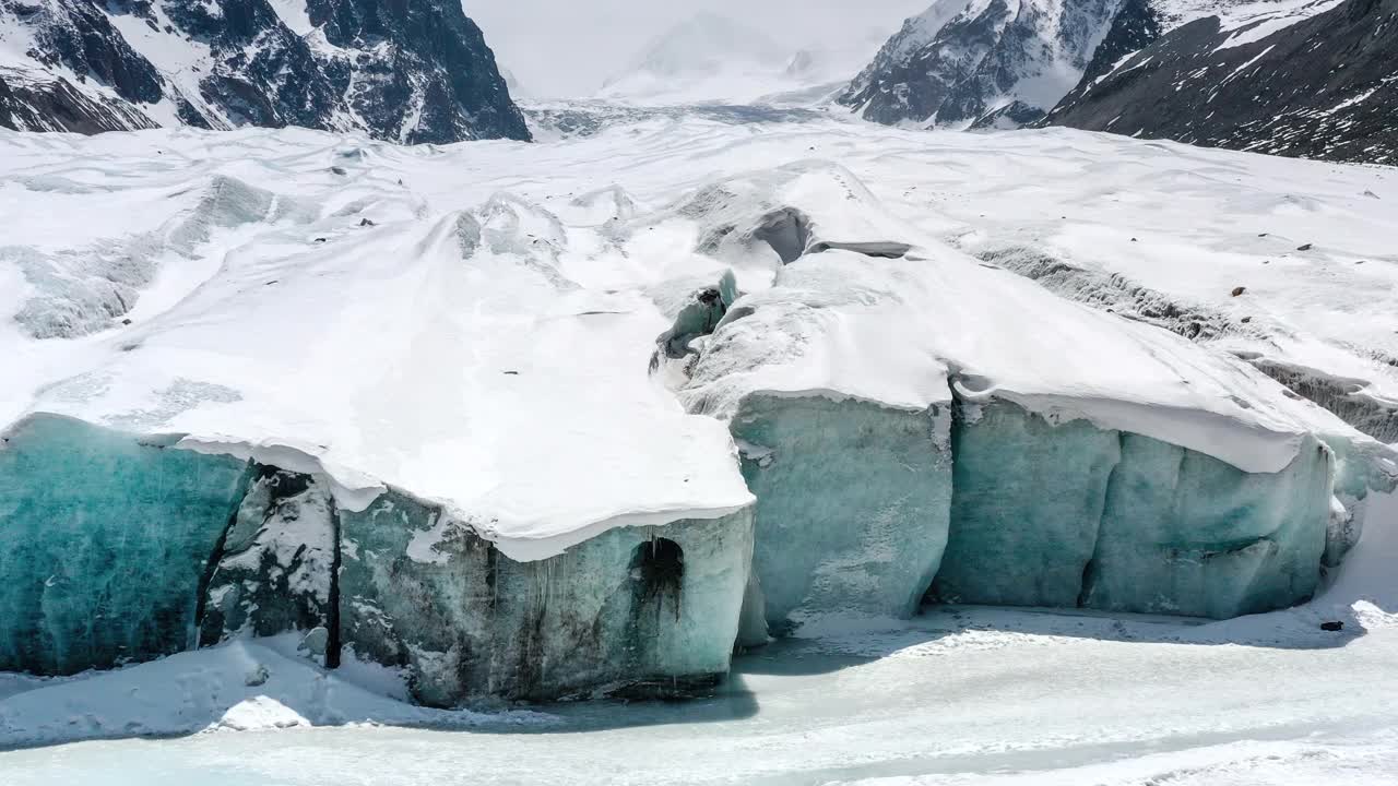 冰川的前端是一个巨大的冰墙视频下载
