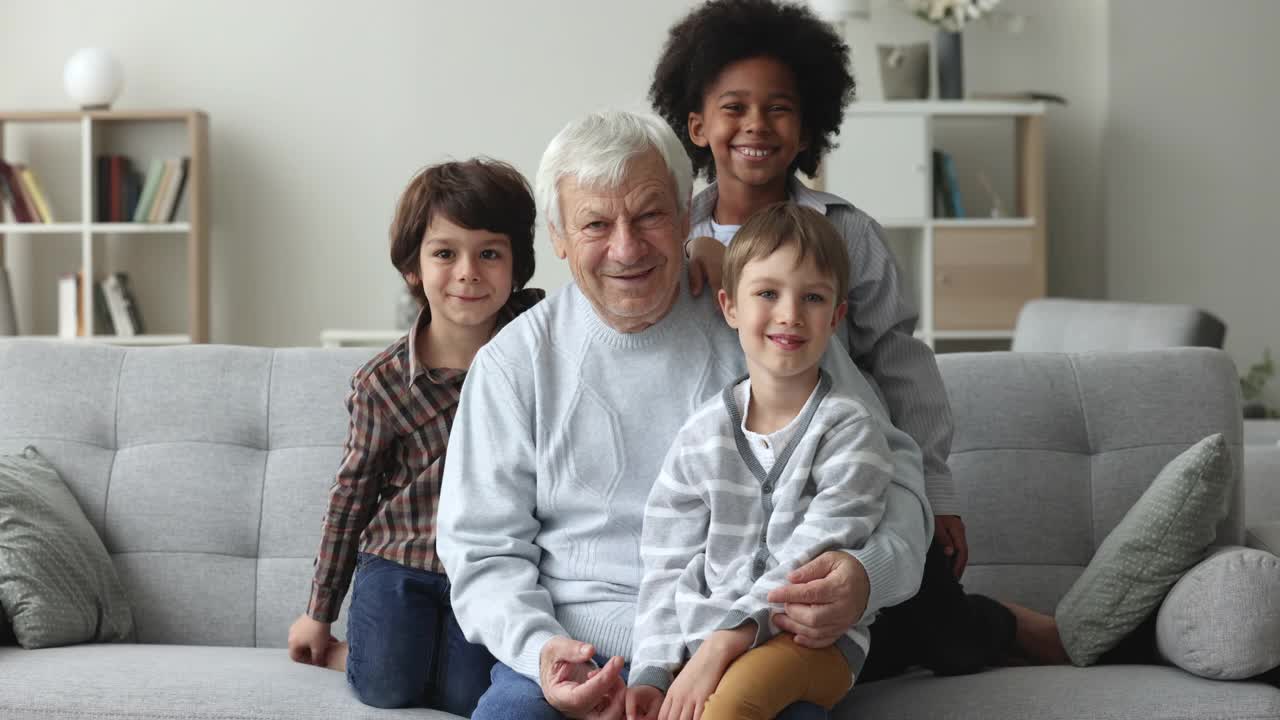 三个多种族的小外孙拥抱着他们的曾祖父视频下载