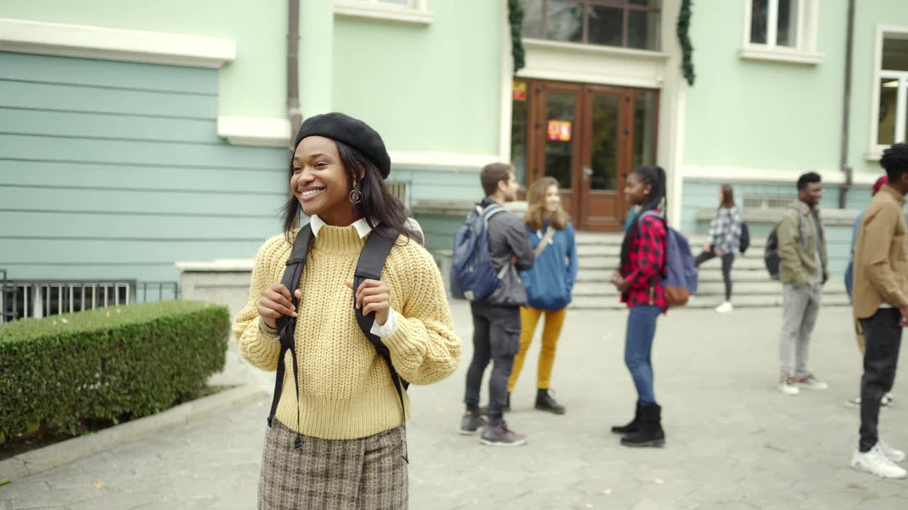 一个年轻学生的肖像在学院前面视频素材