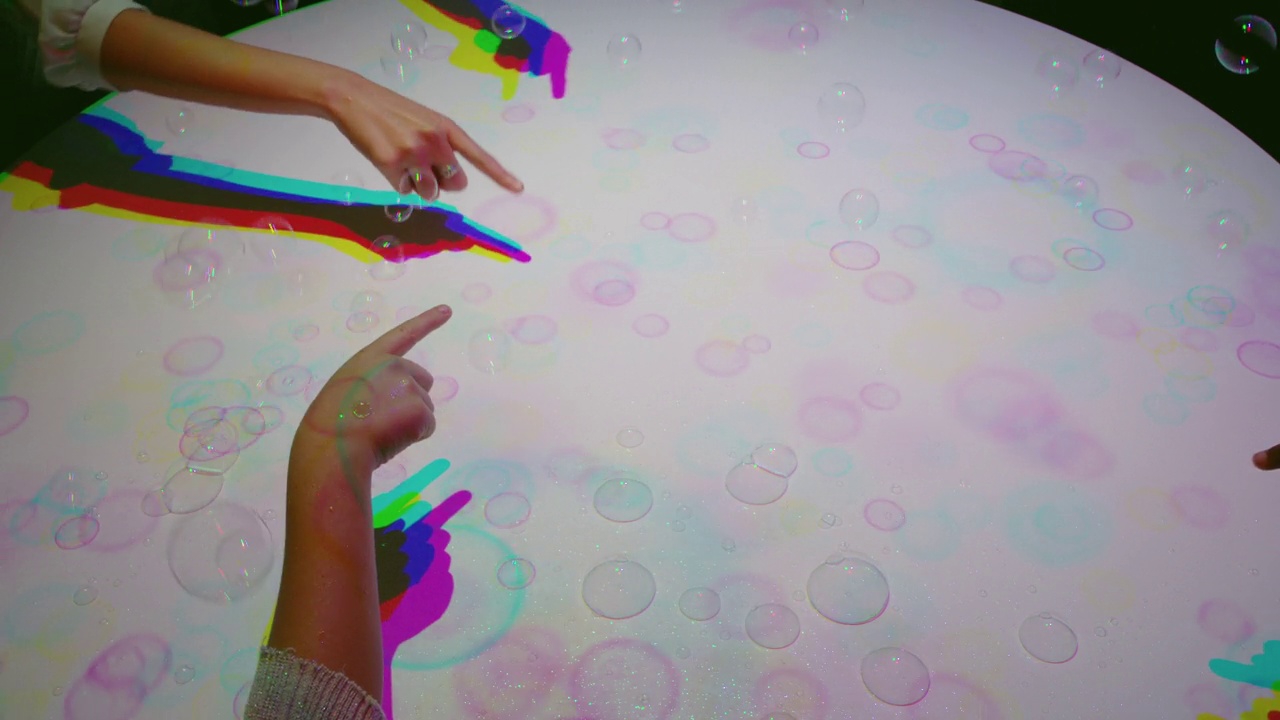 五彩缤纷的手弹出泡泡，孩子们玩得很开心，五彩缤纷的光，孩子们玩彩虹颜色的游戏，快乐的童年概念4k视频素材