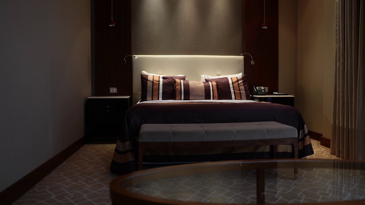 现代化的酒店房间，晚上有大床视频下载