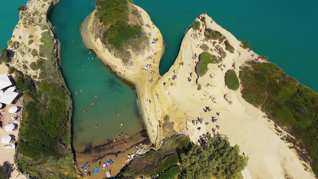 希腊科孚岛西达里著名的达穆尔运河。著名的运河海滩，美丽的岩石海岸线，在令人惊叹的蓝色爱奥尼亚海，在希腊科孚岛的Sidari度假村。视频素材