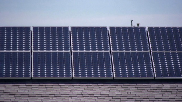 太阳能电池板。屋顶。高清。视频下载
