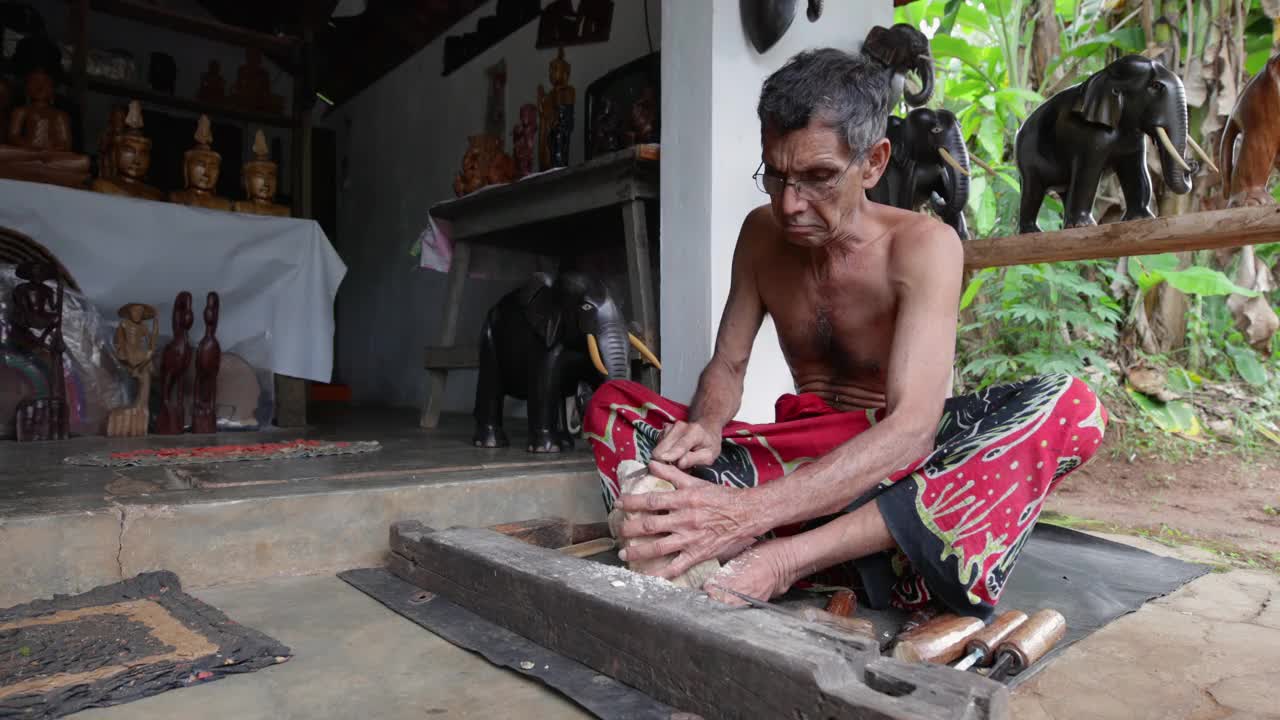 斯里兰卡男子正在雕刻木雕。壁画视频下载