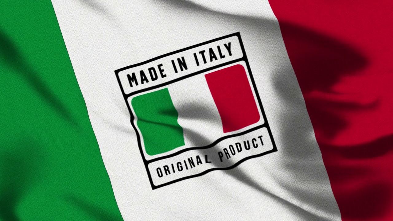 意大利国旗上有意大利制造的标志。意大利制造是一种商品标志，表明产品全部在意大利计划、制造和包装。意大利国旗视频下载