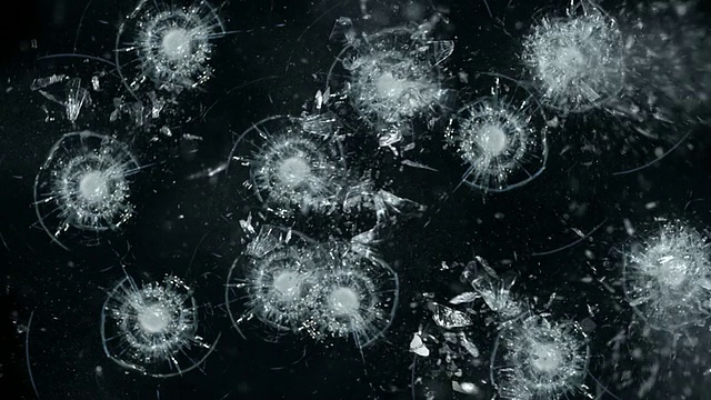 子弹击碎玻璃，慢镜头视频素材