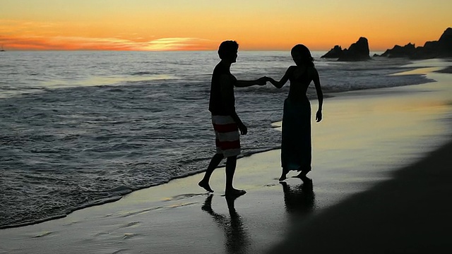 情侣在沙滩上散步视频下载