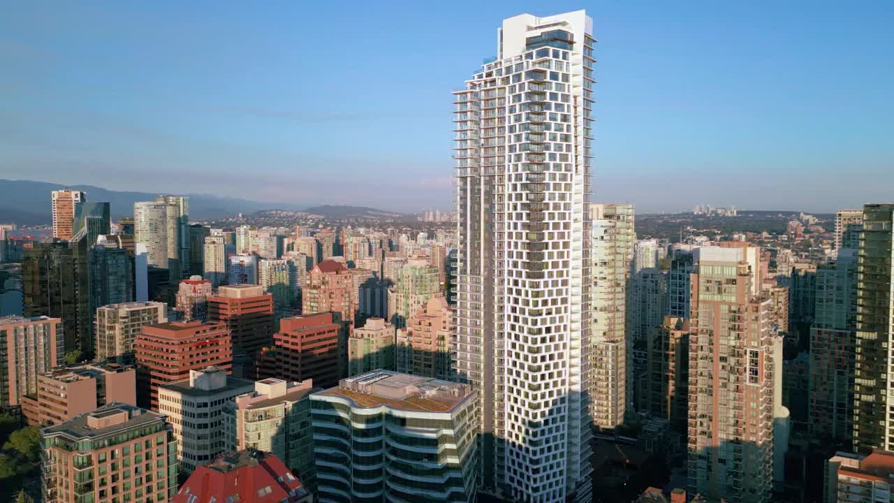 飞越温哥华繁华的市中心与令人惊叹的空中镜头Burrard One高层。视频下载