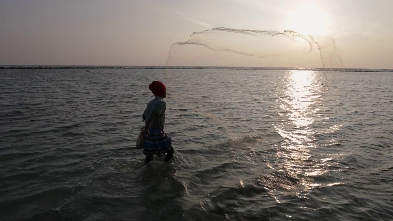 斯里兰卡渔民在亭可马里附近扔渔网视频下载