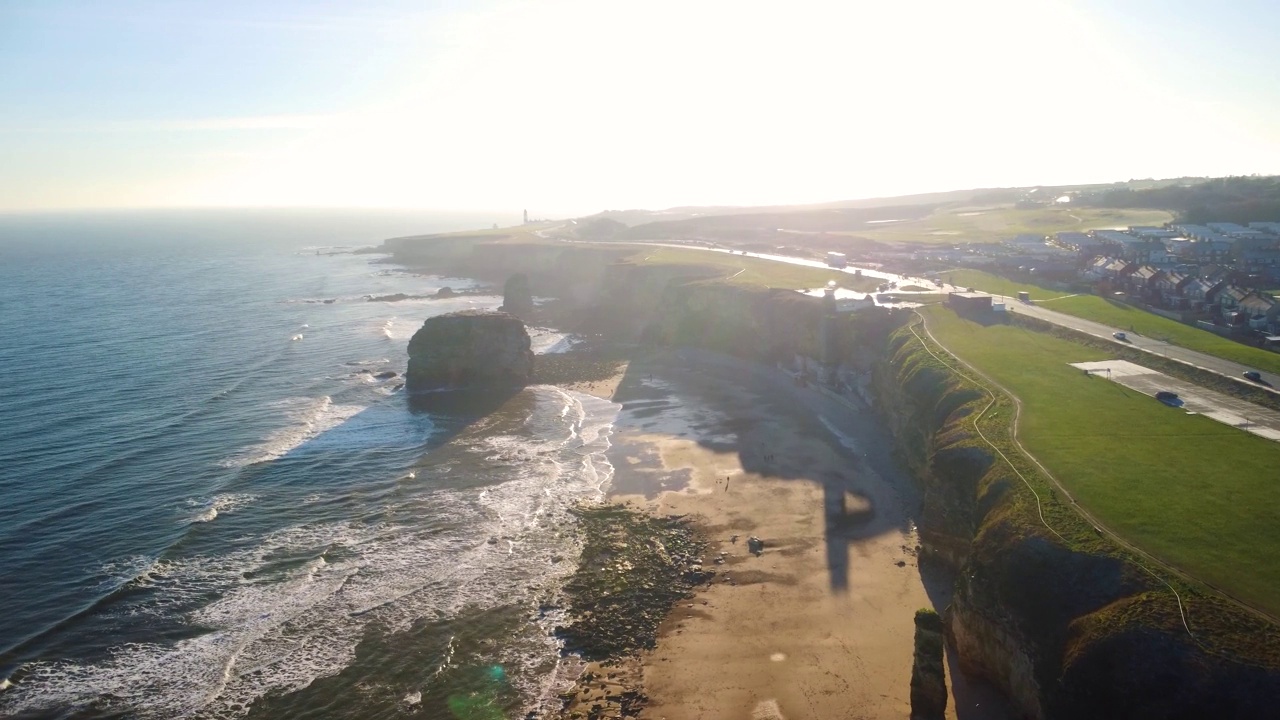 英国南希尔兹海岸线上马斯登岩石的无人机视图视频下载