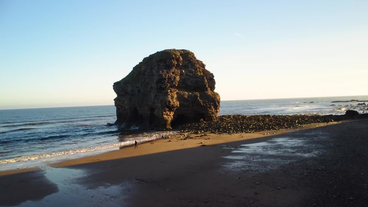 英国南希尔兹海岸线上马斯登岩石的无人机视图视频下载