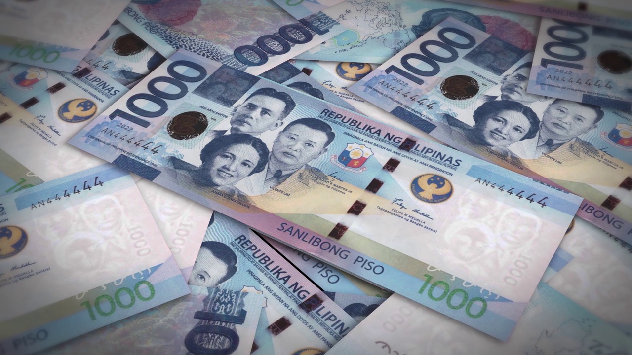 成堆的菲律宾比索现金钱，通货膨胀概念。特写新的菲律宾一千比索的4k分辨率视频下载