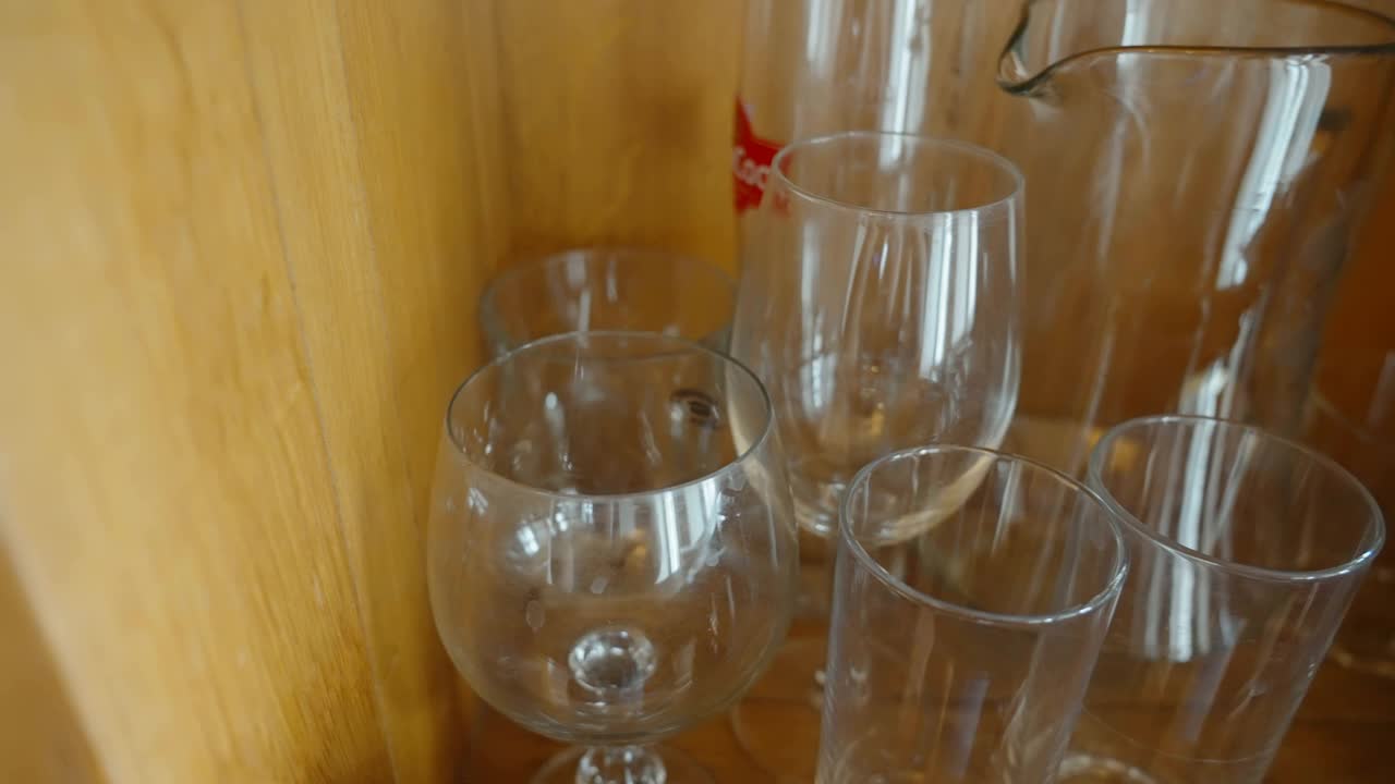 爱沙尼亚的玻璃瓶木架子视频素材