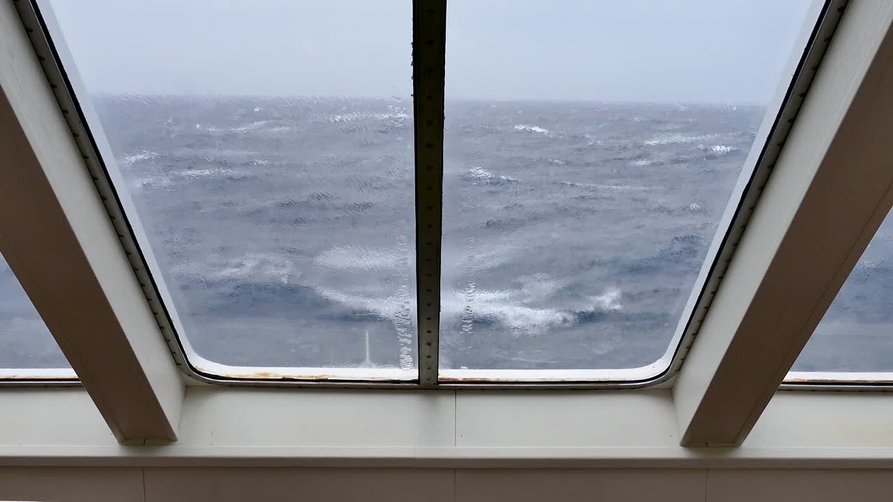 从船里看到波涛汹涌的大海视频下载