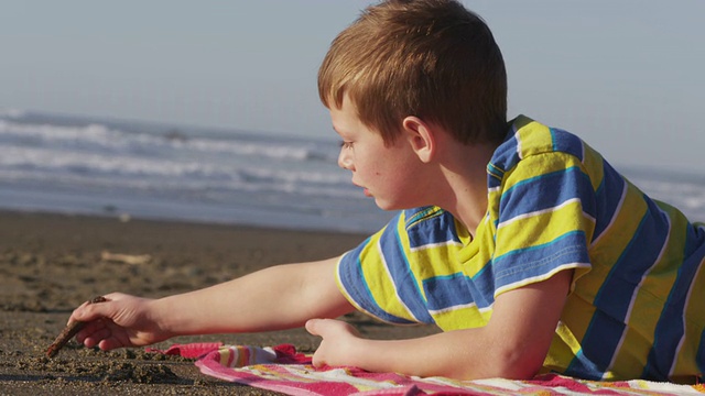 海滩上小男孩的肖像视频素材