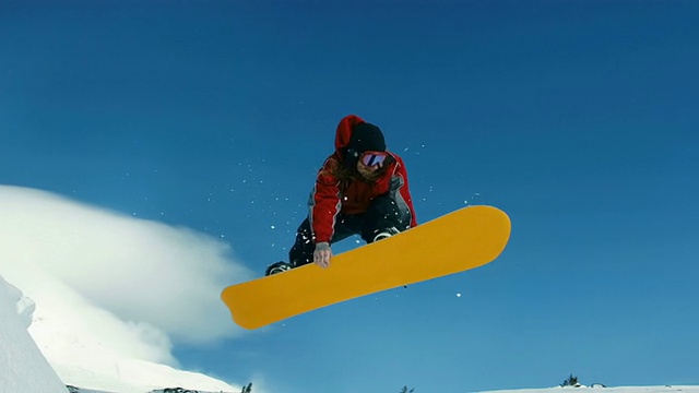 滑雪者跃入空中，慢动作视频下载