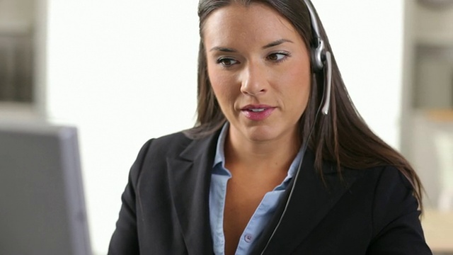 女商人用耳机说话视频素材