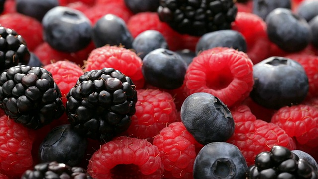 新鲜的蓝莓，黑莓和覆盆子视频下载
