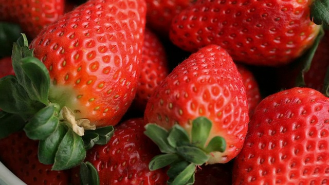 新鲜成熟的草莓，特写视频素材