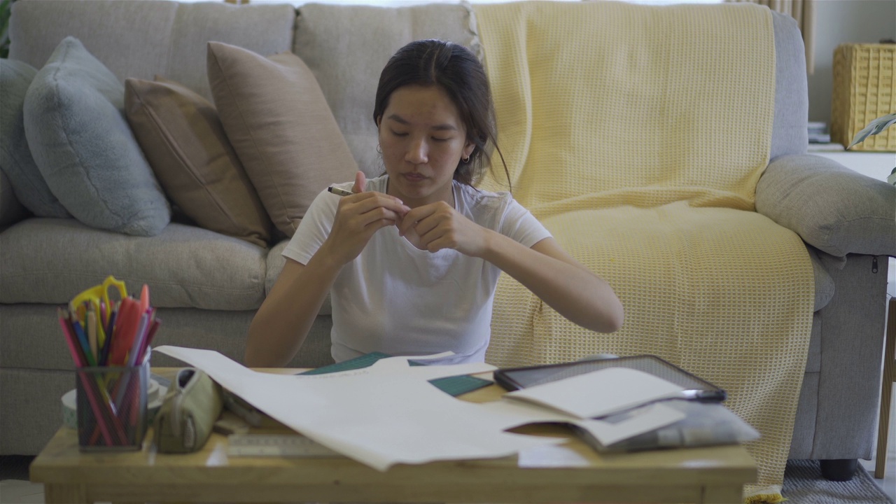一个有创造力的年轻女人在制作自己的笔记本视频下载