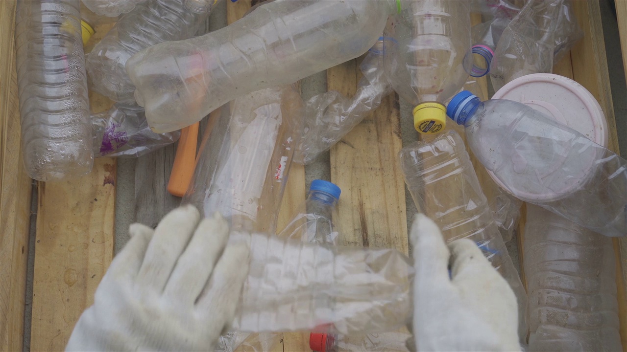 塑料瓶回收再利用。视频素材