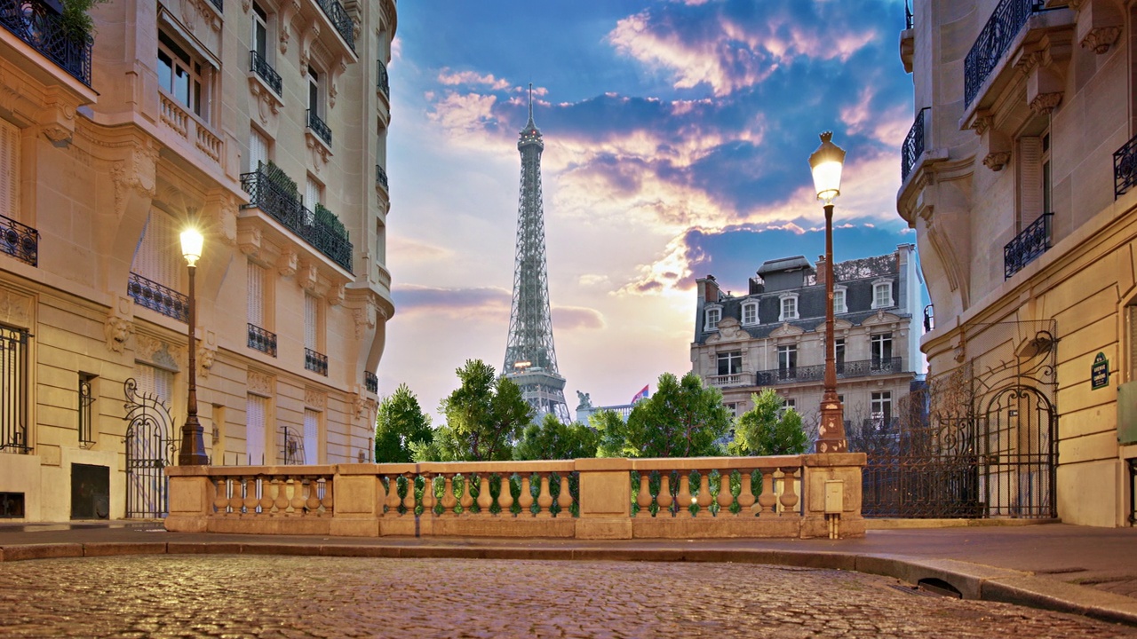 埃菲尔铁塔和奥斯曼公寓大楼。巴黎视频下载