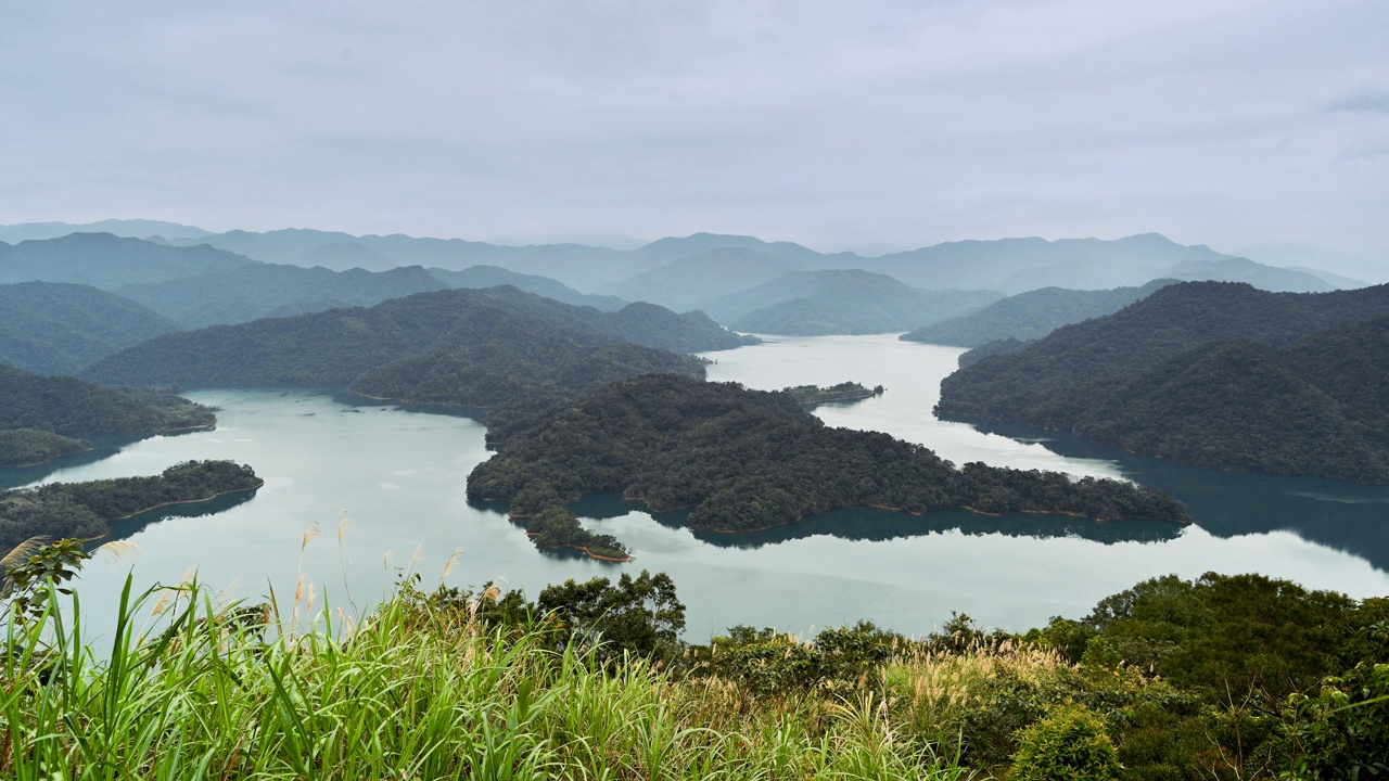弯曲的湖泊和层叠的山脉。中国水墨画。视频下载