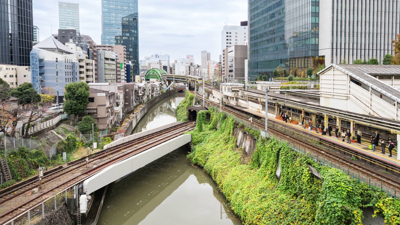 日本东京地铁列车穿越铁轨的时间流逝，乘客在车站站台上车。亚洲人交通城市生活，亚洲人通勤交通理念视频下载