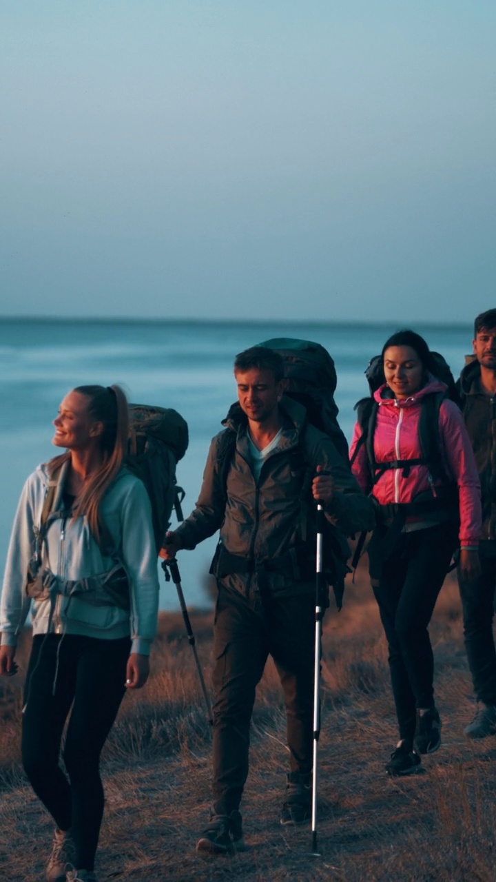 四个游客走在海边的山上视频下载
