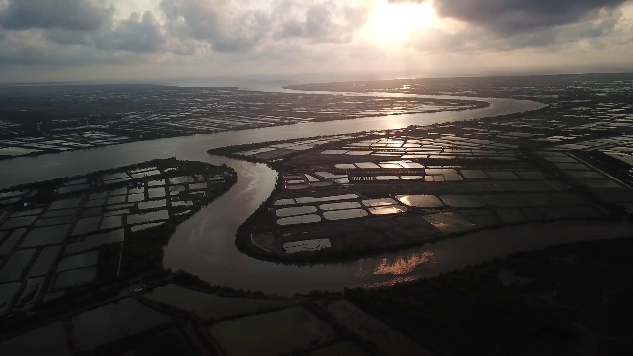 越南湄公河三角洲，社庄省美清河，虾池，水产养殖池视频素材