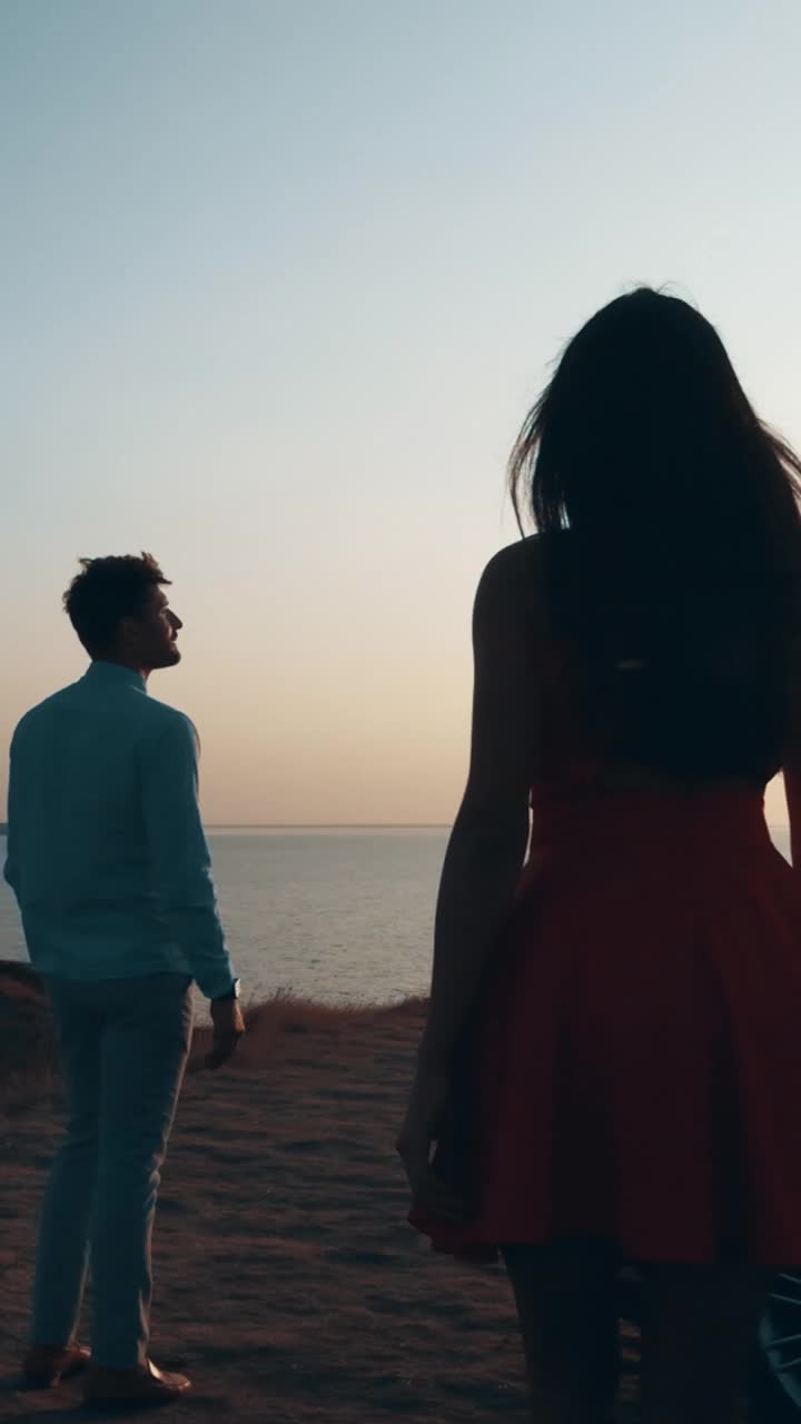 海边浪漫情侣的约会。慢动作视频下载