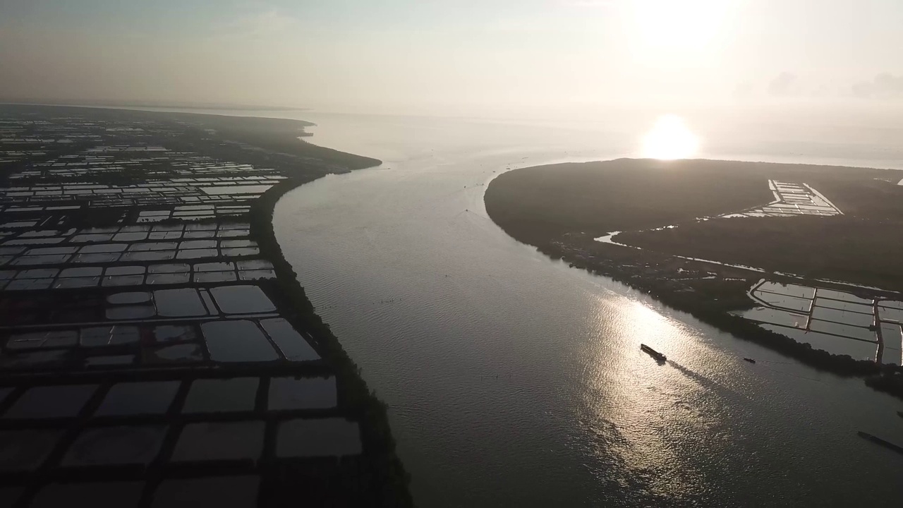 虾池，水产养殖池，和美清河，社庄省，湄公河三角洲，越南视频素材