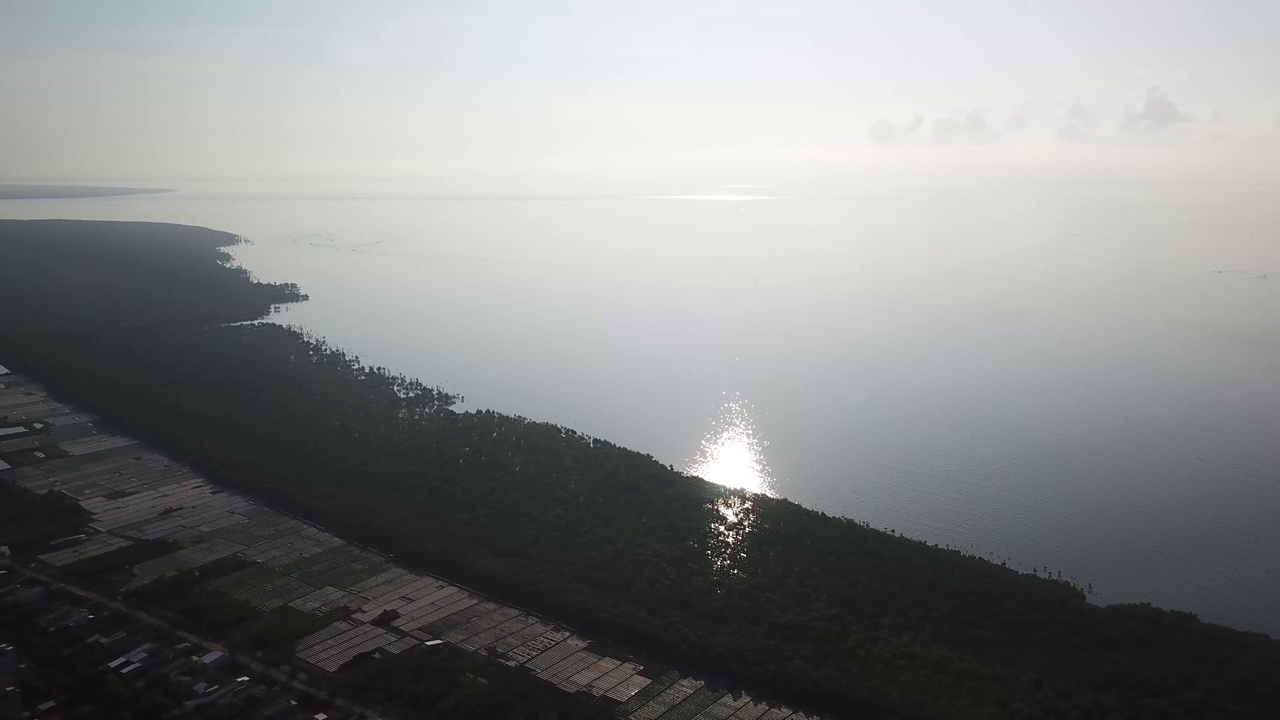 红树林的鸟瞰图，以及向东的海岸线，沿着索克忠省南部海岸线，Cau Mau半岛和越南南部的潮间带，朝向大湄公河的一部分的Sông Hầu河视频素材