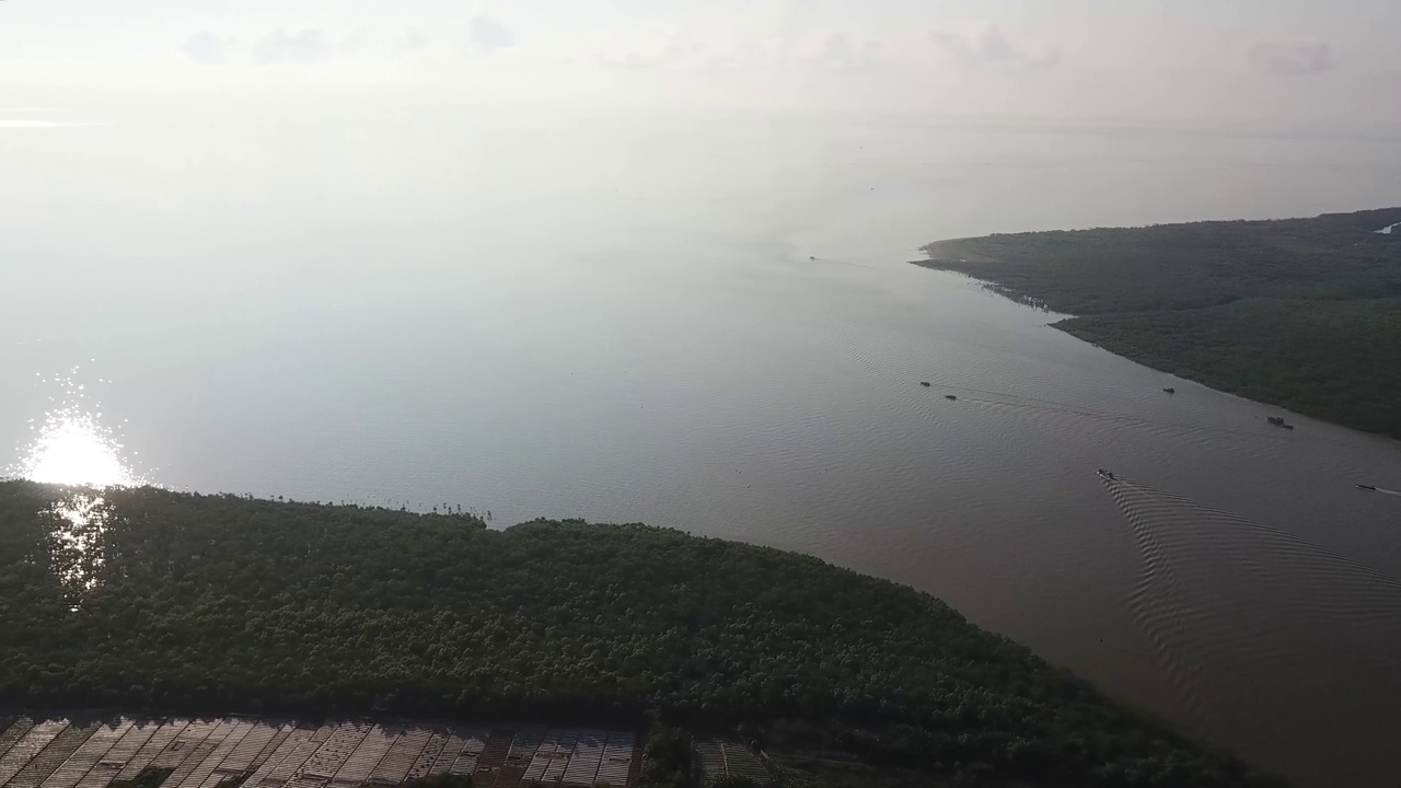 Sông Mỹ Thạnh河的河口，流入大南中国海的一部分越南东海，湄公河三角洲Sóc Trăng省，越南视频下载