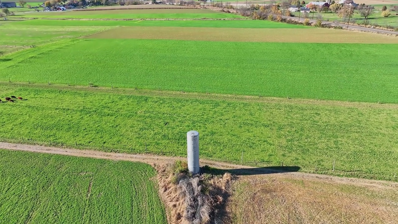 阿米什农场水塔和乡村的鸟瞰图，放大和缩小，然后圈左视图视频素材