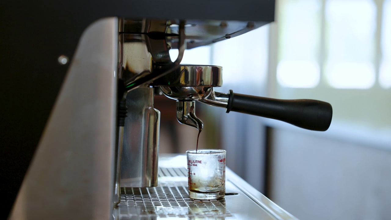 4K，近距离咖啡机，从咖啡渣中蒸馏咖啡水制成咖啡水，小玻璃杯放置在maker下，支持浓缩咖啡提取，然后制作各种菜单。视频素材